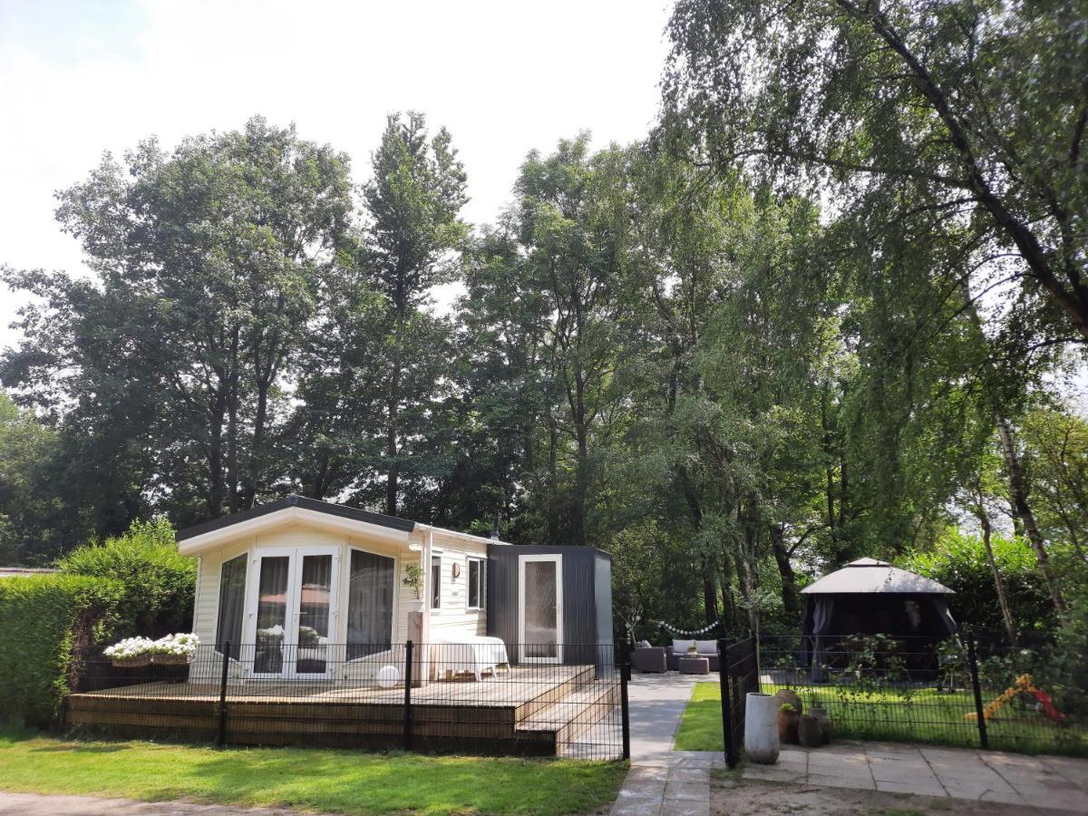 Vakantienoord, Chalet 6P With Veranda, Located In Friesland, 5 Stars Camping On The Lake Suameer Kültér fotó